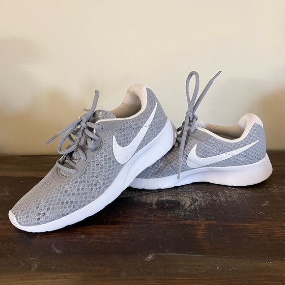 New without box Nike gray grey white size 7 lightweight sneakers - Picture 1 of 13